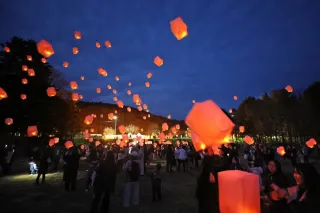 開湯100周年を祝い豊富温泉の夜空に上がったスカイランタン（伊丹恒撮影）