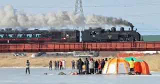 黒煙上げ「冬の湿原号」出発 釧路―標茶間で今季も JR北海道唯一のSL