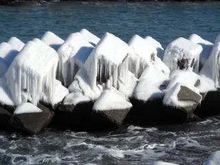 厳冬期の「氷坊主」今年も　標津の海岸で出現