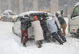 札幌圏ドカ雪、生活を直撃　バス運休、車両スタック相次ぐ