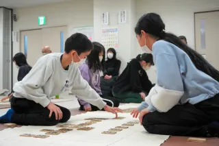 耳澄ませ…かるた取り白熱　湧別