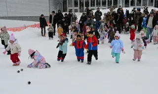 雪のひろば　お宝探しに笑顔　浜頓別