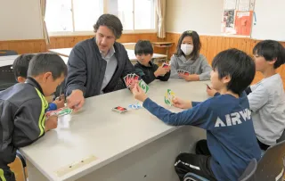 ALT増員、生きた英語身近に 木古内町1→11人、知内町3→4人 授業内外で