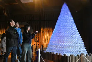 グラスタワーに光の魔法　小樽の高校生　2000個積み上げ制作