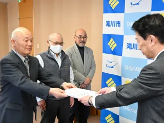 滝川・江部乙小の統廃合、再検討を　住民有志、市長に署名と要望書提出