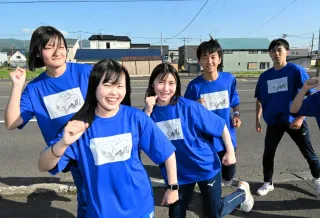部活中に「パトロール」　深川西高生らにTシャツ贈呈　市防犯協会