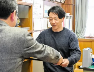 函館・本通小の水飲み場 ピカピカに 建築板金事業協同組合青年部に感謝