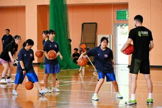バスケの基礎、レバンガ選手に学ぶ　せたなで小中学生向け教室