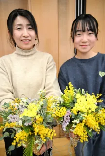 ブーケ型華やか　ミモザ使い壁飾り　千歳で園芸教室