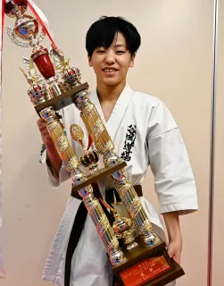 フルコンタクト空手の全日本青少年選手権大会で初優勝した小嶋隼飛さん