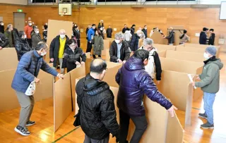 避難所受け入れ手順確認、段ボールで居住空間　大麻小で住民ら運営訓練