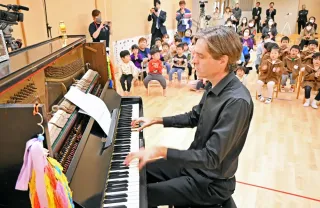 被爆ピアノ　平和願う音　米国のピアニスト、函館の認定こども園で演奏
