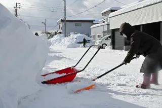 札幌圏大雪、千歳・恵庭にも影響　雪かきに市民格闘「疲れた」　新千歳で7千人が一夜明かす