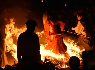 猿田彦「火渡り」悠然と　古平の琴平神社　道文化財登録後初