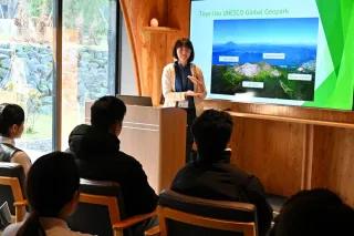 有珠山噴火の注意点、外国人従業員に講演　壮瞥のホテル