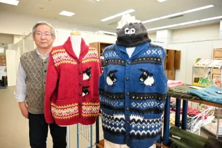 ふるさと納税 服 北海道 士別市  F7001 北海道士別 羊毛使用 サフォーク 手つむぎニット 4種セット (1組) セーター マフラー 手袋 帽子 毛糸 羊 ウール ひつじ… 北海道士別市】士別産羊毛サフォーク手つむぎニット4点セット