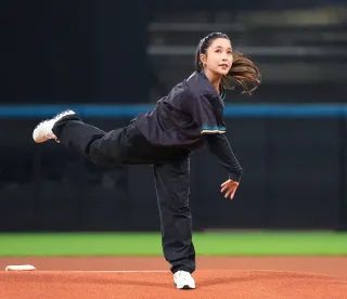 高梨沙羅選手、日ハム戦でファーストピッチ　「届かず悔しい」次回に意欲