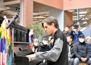 被爆ピアノ、平和願う旋律　コーラーさんが北広島で演奏会　「米国人の自分だからこそ」