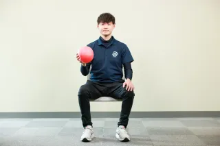 ＜やってみよう！「まる元体操」＞70　内股の体操　足閉じる筋力　尿漏れ改善に
