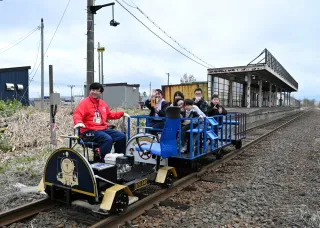 JR北海道　留萌線廃線　石狩沼田駅 乗車券と記念品セット 旧JR留萌線の石狩沼田駅でトロッコ運行 GWの家族連れが乗車を楽しむ