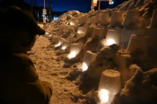 雪面に揺らめく温かな光　道の駅そうべつでスノーキャンドル