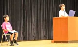青葉小の始業式で夏休みの思い出などを発表する児童