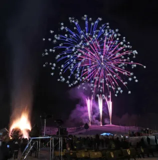 極寒の夜空に大輪　陸別「しばれフェス」開幕