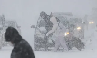 上川管内猛吹雪　生活を直撃　幌加内町朱鞠内で38センチ、運休や臨時休校相次ぐ