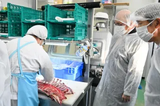 エゾシカ肉などを処理する美唄市のジビエ肉加工会社「Mt.」を視察する根本幸典副大臣（右から2人目）