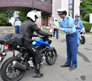 森、鹿部の道の駅でライダーに安全運転呼びかけ　「バイクの日」に合わせて実施