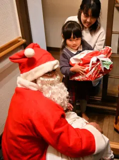 サンタさん来た！　イブにサプライズ　天塩町青年協が「大作戦」