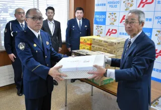 歳末警戒「頑張って」　天塩署員に差し入れ
