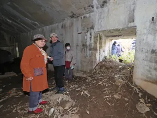 戦争遺跡、今も生々しく　市民団体が釧路巡るツアー