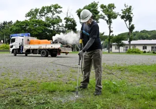 90度のお湯で雑草退治　幌延・土屋建設、温水除草でまつり会場整備　薬剤不使用、環境に優しく
