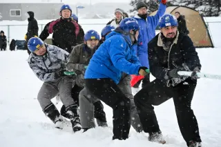 舞い散る雪、3本引き熱く　厚真に52チーム800人