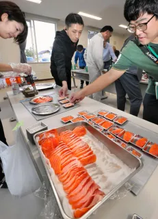 東神楽で陸上養殖　ニジマス初の試食会「色味きれい、食感しっかり」