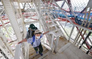 札幌・テレビ塔　補修工事間近に　非常階段上り見学