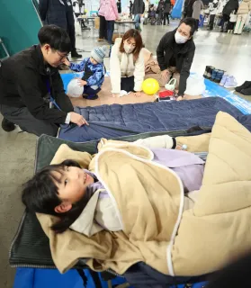 冬の避難所生活を体験　札幌市総合防災訓練　新聞紙スリッパ作りも