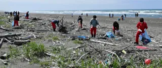 豊富高生、稚咲内きれいに　海岸沿いをボランティア清掃