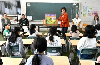 思いやりの心、紙芝居で学ぶ　妹背牛小で人権教室