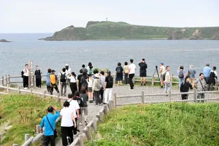 朝日浴び小舟躍動 礼文島ウニ漁最盛期 アザラシも見守る：北海道新聞