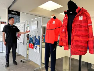 日本代表ウエア、北広島市役所に展示　ミラノパラ出場・市内在住の源選手　