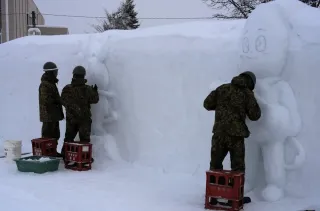 ジャンボ滑り台、レリーフ準備着々　25日、しんとつかわ雪まつり