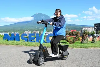 ニセコの坂道　電動三輪車でスイスイ　ひらふ地区で貸し出し開始　倶知安・エリマネ