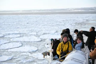 流氷観光砕氷船「おーろら」が今季初の流氷帯到達　網走沖4キロ