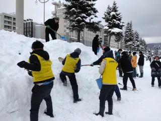小樽雪あかりの路　オブジェ作り着々と　ボランティアら作業進む