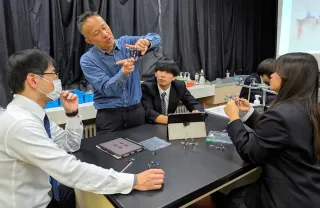 阪大元准教授、母校・雄武高で授業　タンパク質の構造説明