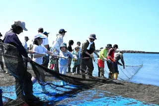 天塩港で地引き網漁と海釣りの体験会　家族連れら楽しむ