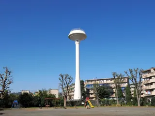 まちかど給水塔図鑑」高水湧基著（創元社 2200円）：北海道新聞デジタル