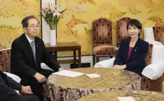 与党党首会談で公明党の斉藤鉄夫代表（左）は自民党の高市総裁に連立政権の枠組みから離脱すると伝えた=10月10日、国会